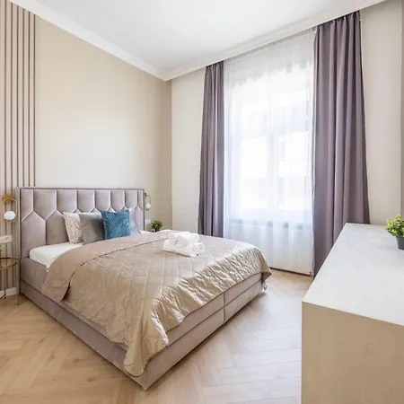 Luxe & Charm 3bedroom By Prestige Homes Apartment Budapest